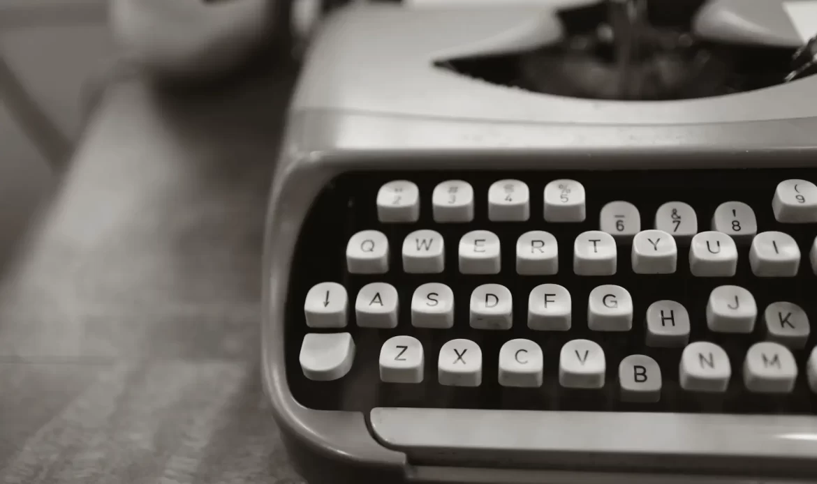 A black and white photo of a typewriter.